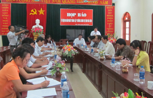 Lãnh đạo Trường Chính trị tỉnh trình bày kế hoạch tổ chức Lễ kỷ niệm 60 năm thành lập trường.
