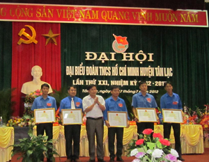 Khen thưởng 5 cá nhân có thành tích xuất sắc trong công tác đoàn nhiệm kỳ 2007 – 2012.

