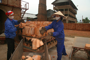 Do khủng hoảng kinh tế toàn cầu và trong nước, Công ty CP Gạch ngói Quỳnh Lâm hiện đang khó khăn về đầu ra sản phẩm.