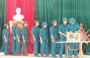 Lực lượng DQTV huyện Đà Bắc tham gia ủng hộ phong trào “2.000 đồng vun đắp ước mơ”.