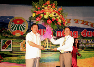 Đồng chí Hoàng Việt Cường, Bí thư Tỉnh ủy tặng hoa chúc mừng hội thi.