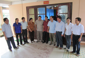 Đoàn kiểm tra của Thường trực Tỉnh ủy gặp gỡ, trao đổi với các đồng chí trong Ban Thường vụ Huyện ủy Kim Bôi.