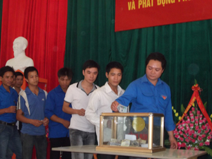 ĐV-TN huyện Đà Bắc phát động ủng hộ những học sinh có hoàn cảnh khó khăn.