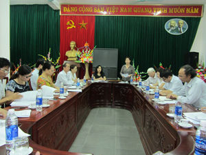 Đồng chí Hoàng Thị Chiển, Trưởng Ban Dân vận Tỉnh ủy kiểm tra tình hình thực hiện quy chế dân chủ ở Sở Tài chính.