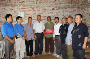 Ông Tạ Văn Hạ, Tổng chỉ huy trưởng lực lượng TNXP T.Ư; lãnh đạo Tỉnh Đoàn và chính quyền địa phương xã Trung Minh thăm, tặng quà gia đình ông Nguyễn Văn Cư, 87 tuổi, xã Trung Minh.