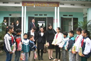Đoàn viên chi đoàn cơ sở Agibank Hòa Bình tặng quà cho học sinh xã Thanh Nông (Lạc Thủy).