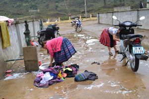 Nhờ sự đầu tư của các chương trình, nhân dân bản Hang Kia, xã Hang Kia (Mai Châu) đã có đủ nước sinh hoạt hợp vệ sinh để sử dụng.