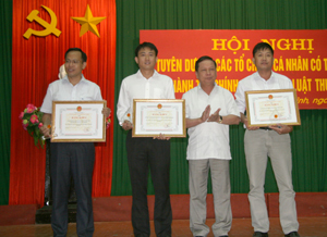 Đồng chí Bùi Văn Tỉnh, UVT.Ư Đảng, Chủ tịch UBND trao bằng khen của UBND tỉnh cho những tập thể có thành tích xuất sắc trong thực hiện nghĩa vụ nộp thuế năm 2012.