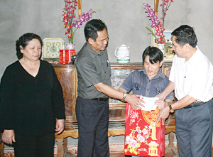 Hội Bảo trợ người tàn tật, trẻ mồ côi tỉnh tặng quà cho người khuyết tật xã Trung Sơn (Lương Sơn).