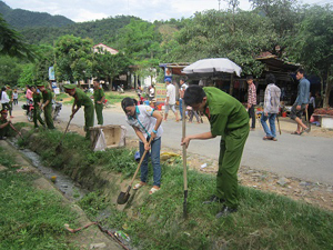Cán bộ, chiến sỹ Công an tỉnh, huyện Đà Bắc và nhân dân tham gia nạo vét kênh mương trên địa bàn xã Mường Chiềng.