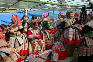 Những bộ trang phục truyền thống được làm từ lanh làm tôn nên vẻ đẹp của người phụ nữ Mông.