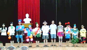 Các em thiếu nhi tham gia phần lễ hội màu sắc tại trại hè thiếu nhi Hoà Bình năm 2013.