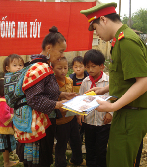 Công an huyện Mai Châu phát tờ rơi phòng, chống ma túy cho nhân dân xã Pà Cò (Mai Châu).