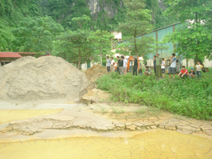 Người dân xóm Rụt, xã Tân Vinh (Lương Sơn) cho rằng, việc xả thải của Công ty Khai thác khoáng sản Hoà Bình THT gây ô nhiễm nguồn nước.