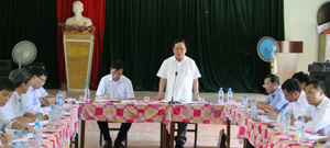 Đồng chí Bùi Văn Tỉnh, UVT.Ư Đảng, Chủ tịch UBND tỉnh phát biểu kết luận buổi làm việc với lãnh đạo huyện Kỳ Sơn.