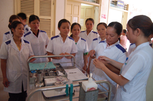 Sinh viên trường Trung học y tế Hòa Bình thực hành tại Bệnh viện Đa khoa tỉnh.