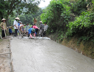 Hội viên nông dân xã Vĩnh Đồng (Kim Bôi) góp công xây dựng hạ tầng giao thông nông thôn.
