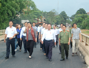 Đồng chí Tòng Thị Phóng, Ủy viên Bộ Chính trị, Phó Chủ tịch Quốc hội và lãnh đạo tỉnh thị sát tiến độ thực hiện dự án QL 12B đoạn qua xã Xuất Hóa, huyện Lạc Sơn.