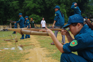 Các VĐV tham gia thi đấu ở nội dung bắn nỏ trong Hội thao Quốc phòng DQTV huyện Mai Châu năm 2013.