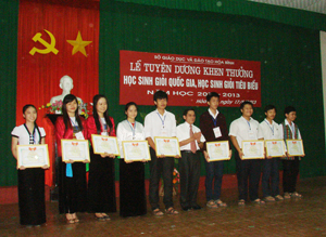 Đồng chí Quách Thế Tản, Chủ tịch Hội Khuyến học tỉnh trao thưởng cho các em học sinh người dân tộc thiểu số có thành tích học tập xuất sắc năm học 2012 – 2013.