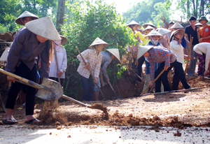 Nhân dân xóm Cổi, xã Bình Chân tham gia cải tạo, nâng cấp đường GTNT trong diễn tập.
