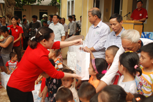 Lãnh đạo Hội CTĐ tỉnh trao sữa của nhà tài trợ cho các cháu tại xã Piềng Vế (Mai Châu).