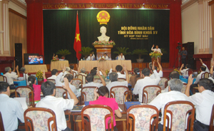 Đại biểu HĐND tỉnh biểu quyết thông qua các Nghị quyết của kỳ họp.