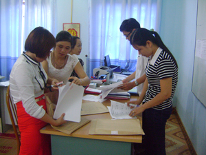 Phòng quản lý đào tạo và khảo thí (trường CĐSP Hòa Bình) gấp rút chuẩn bị các ấn phẩm thi cho kỳ thi tuyển năm 2013.