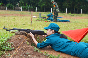 Các vận động viên tham gia hội thao quốc phòng lực lượng Dân quân tự vệ thành phố thi đấu nội dung bắn súng trường CKC bài 1.