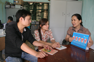 Cán bộ Trung tâm DS- KHHGĐ huyện Tân Lạc tuyên truyền kiến thức CSSKSS cho thanh niên, vị thành niên.