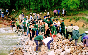 LLVT huyện Kỳ Sơn tham gia giúp người dân xóm Nút, xã Dân Hạ kè bờ bao bị sạt lở, khắc phục hậu quả mưa lũ.