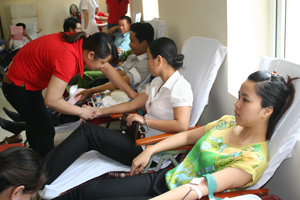 Các tình nguyện viên tham gia hiến máu tình nguyện thành phố Hoà Bình đợt 3 năm 2013.