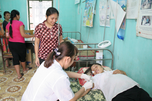 Cán bộ Trạm y tế thị trấn Lương Sơn lấy máu xét nghiệm gen bệnh tan máu bẩm sinh cho phụ nữ có thai trên địa bàn.