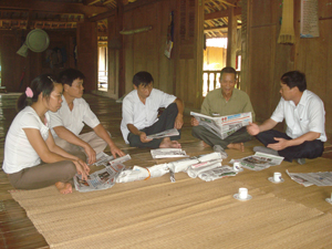 Ông Hà Văn Tưởng, người uy tín của xóm Vế - xã Piềng Vế (Mai Châu) lưu giữ cẩn thận những tờ báo được cấp theo chế độ để làm công tác tuyên truyền.