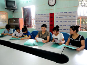 Cán bộ, giáo viên nhà trường THPT 19/5 (huyện Kim Bôi) gặp gỡ, trao đổi và tiếp nhận hồ sơ của các thí sinh dự thi vào lớp 10 năm học 2013-2014.