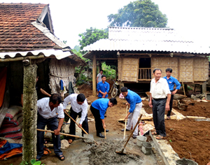 Đại diện lãnh đạo Huyện đoàn, Quỹ vì người nghèo huyện tham gia khởi công xây dựng căn nhà mới cho hộ gia đình ĐV Bùi Văn Minh.