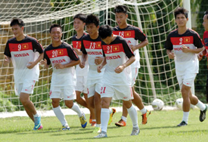 Các tuyển thủ Việt Nam sẵn sàng cống hiến một trận cầu đẹp trước CLB Arsenal. Ảnh: QUANG THẮNG
