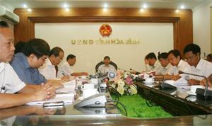 Các đồng chí lãnh đạo UBND tỉnh, các sở, ngành dự hội nghị tại điểm cầu Hoà Bình.