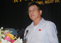 Đồng chí Đinh Văn Hòa, Giám đốc Sở TN - MT trả lời chất vấn. 


