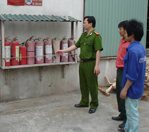 CB-CS Công an huyện Kỳ Sơn hướng dẫn công tác phòng - chống cháy nổ cho công nhân Công ty CP TM - ĐT Nguyên liệu mới.

