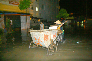 Sau cơn mưa, công nhân Công ty Môi trường Đô thị làm nhiệm vụ dọn rác trên… mặt nước.


