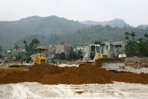 Công ty xây dựng Việt Tùng đẩy nhanh độ dự án đường Chi Lăng kéo dài (TP Hòa Bình) đoạn cuối tuyến.