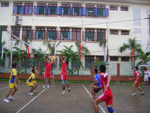 Trận thi đấu giữa đội nam huyện Yên Thủy và Lạc Thủy

