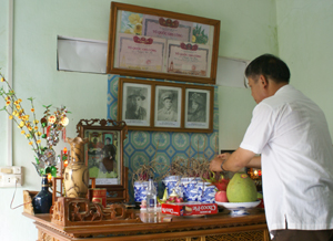 Anh Nguyễn Văn Việt chăm sóc nơi thờ tự  Mẹ Việt Nam Anh hùng và những người anh đã  hy sinh vì Tổ quốc.