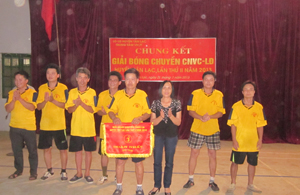 BTC trao giải Nhất cho đội bóng chuyền CĐCS xã Quy Mỹ.

