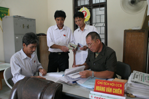 Ông Hoàng Văn Chiến, Chủ tịch Hội CCB xã Tân Vinh - Lương Sơn (người ngồi đầu bên phải) cùng các thành viên Hội CCB xã bàn giải pháp nâng cao chất lượng hoạt động hội.

