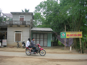 Trên các tuyến đường nông thôn, nhiều thanh niên điều khiển xe mô tô không đội mũ bảo hiểm. (Ảnh chụp tại xã Hợp Kim, huyện Kim Bôi).

