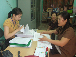 Cán bộ Phòng LĐ-TB&XH trao đổi các chính sách bình đẳng giới với chị em phụ nữ trên địa bàn thành phố Hoà Bình.

