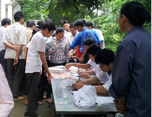 Đoàn tình nguyện khám, cấp thuốc cho người có công trên địa bàn xã Đa Phúc. 

