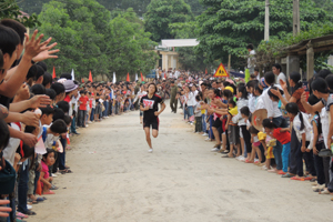 Các giải đấu thể thao cơ sở ở Lạc Thuỷ luôn thu hút được sự tham gia, cổ vũ của đông đảo người dân(trong ảnh: giải việt dã xã An Lạc năm 2013).

 

 

